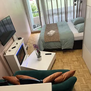  Séjour chez l'habitant Chambre Confortable Disponible A